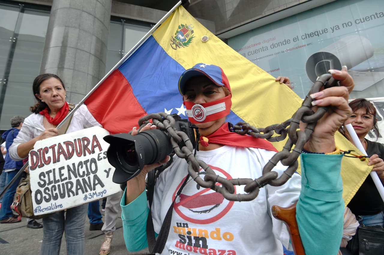 Según el informe mundial 2016 de Human Rights Watch “durante la última década, el gobierno ha ampliado y ejercido en forma abusiva su potestad de regular los medios de comunicación, y ha adoptado medidas para reducir los medios de comunicación que ofrecen una programación crítica” en Venezuela. El 3 de mayo de 2016, trabajadores de la prensa venezolana protestaron en Caracas contra las dificultades para ejercer el periodismo independiente.