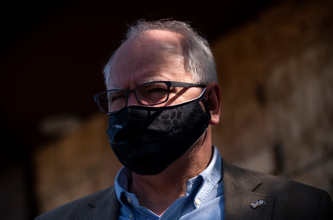 ✅ 
<b>Louisiana |</b> FEMA informó el 15 de agosto de la aprobación de los fondos para este estado. En la imagen, su gobernador, el demócrata John Bel Edwards en una reunión en el Despacho Oval el 29 de abril pasado.
<br>
<br>En su memorando, Trump dispuso que $44,000 millones del fondo para el alivio por desastres –el 
<i>Disaster Relief Fund</i>– sean utilizados en la entrega del subsidio por desempleo. Analistas habían advertido que ese monto podría únicamente abarcar de cinco a seis semanas de ayudas en momentos en que cerca de 30 millones siguen necesitando este balón de oxígeno.