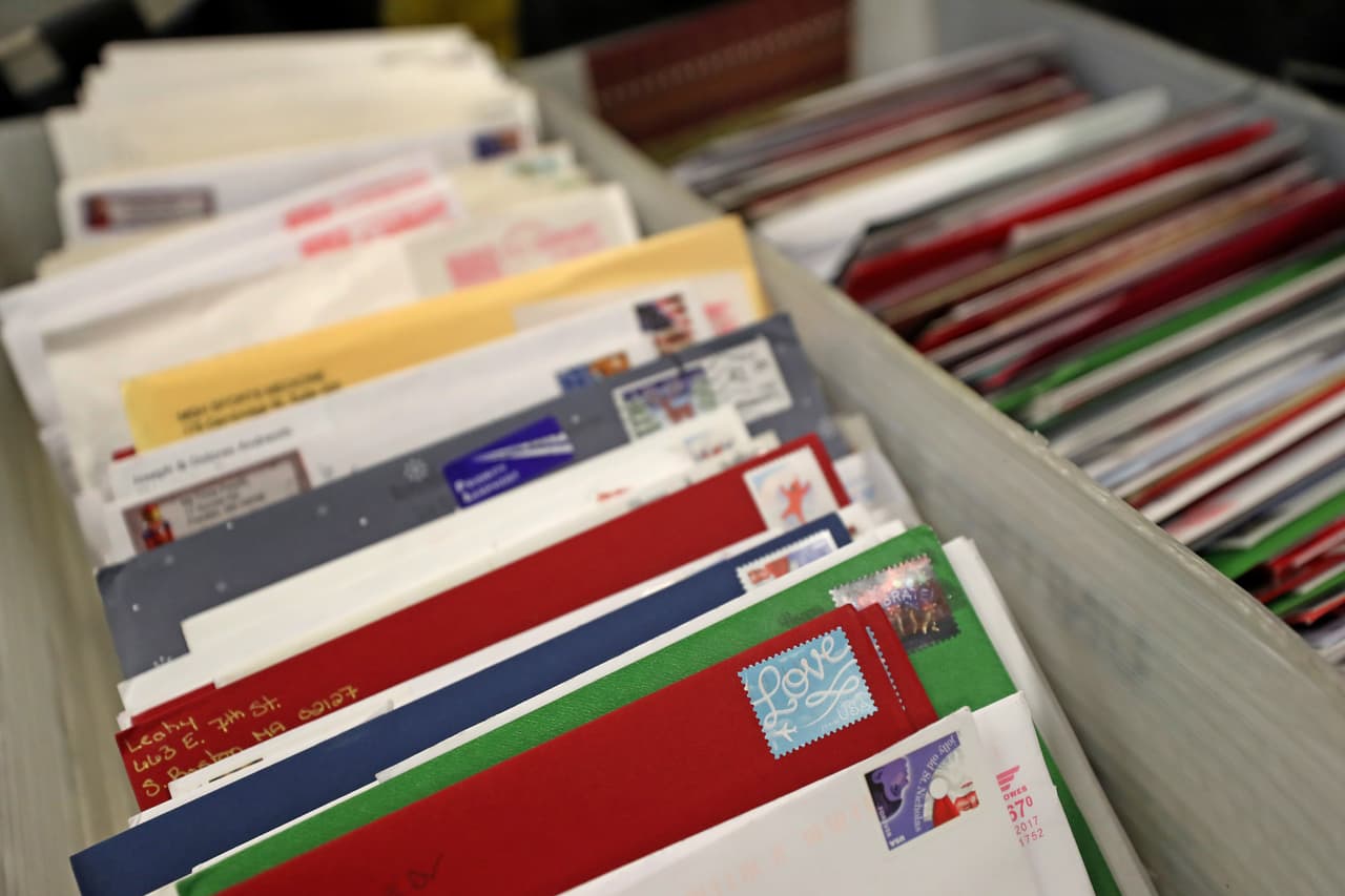 El Servicio Postal espera incrementar las contrataciones por la época decembrina. Carteros consultados por Public Integrity aseguran que en el pasado sus horas de trabajo adicionales no se han reflejado correctamente.