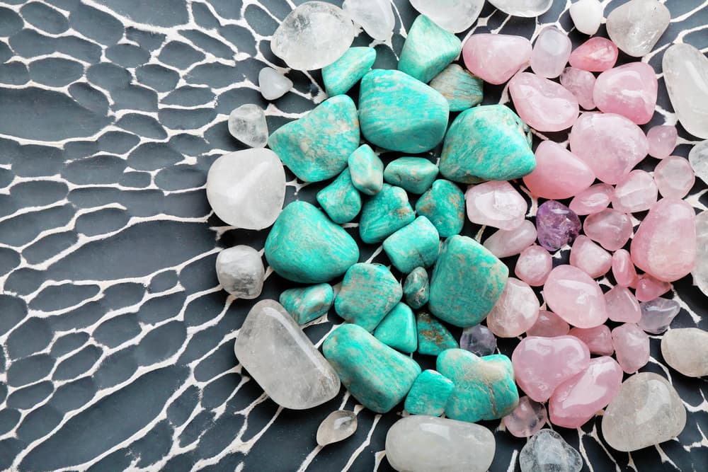 <b>¿Qué es el cuarzo?</b>
<br>El cuarzo es el mineral que más vemos en la Tierra, el más común de la corteza terrestre que se destaca sobre todo por su dureza y belleza. El famoso cuarzo cristal de roca, blanco, lechoso, el café, el citrino, la amatista, los cuarzos rosados, azules verdes y muchas otras piedras similares son variedades del cuarzo.
<br>