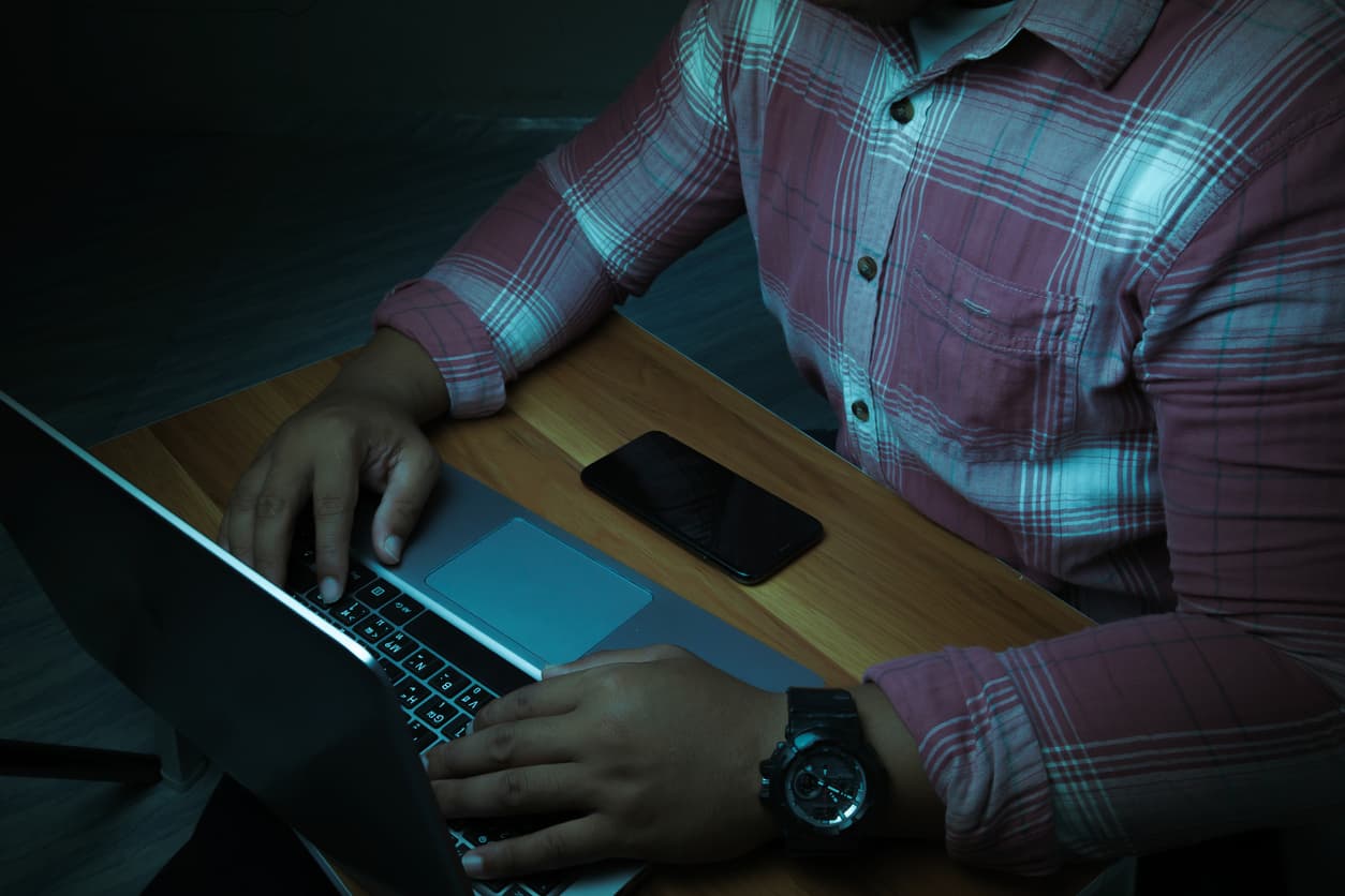 El FBI determinó que las imágenes habían sido compartidas en la internet profunda -conocida como ‘Deep Web’- por una persona desde Argentina, por lo que se comunicaron con sus pares de aquel país. 
<br>