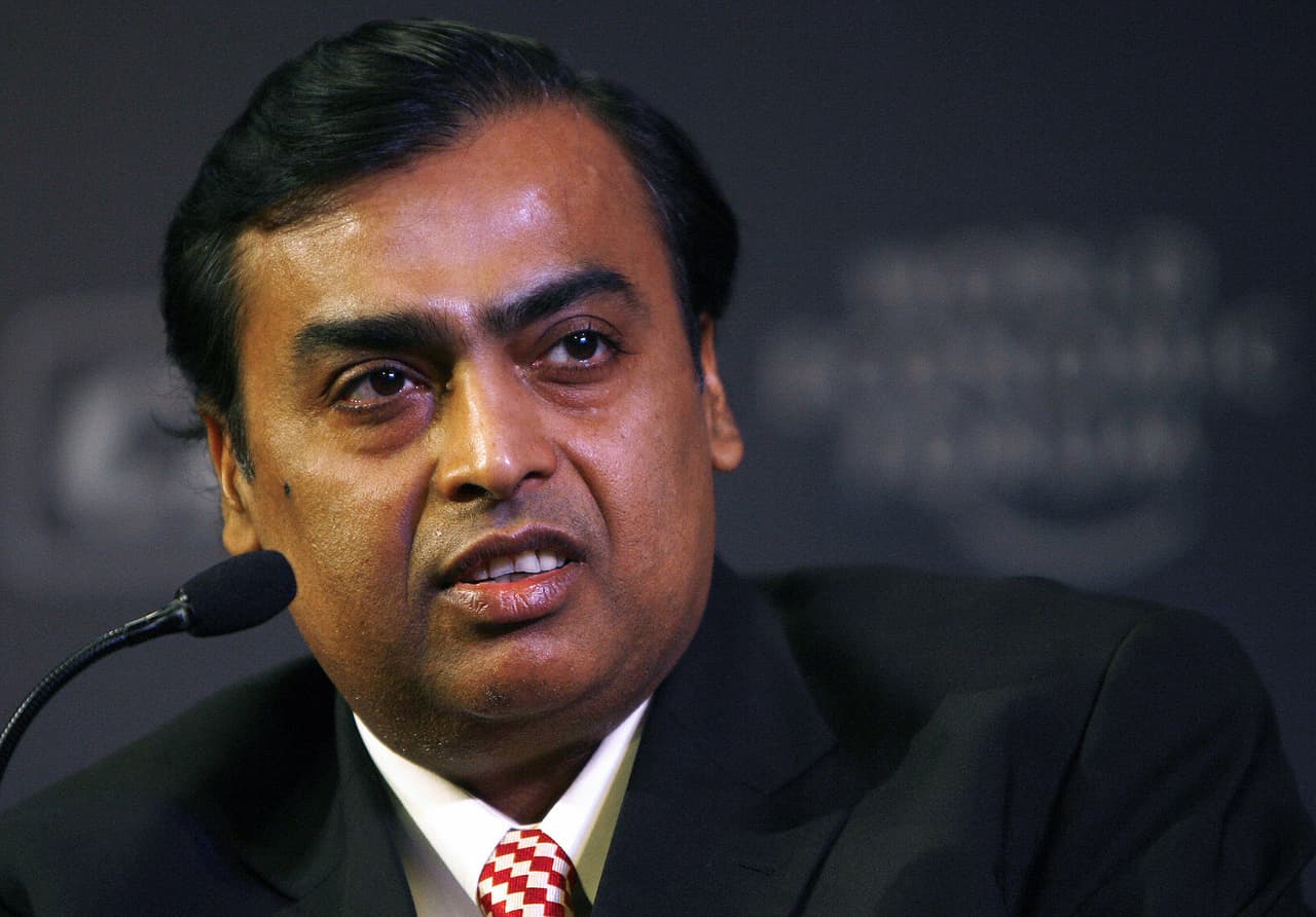 <h3 class="cms-H3-H3">5. La familia Ambani </h3>
<br>
<br>Dhirubhai Ambani fundó Reliance Industries –un conglomerado de empresas dedicado principalmente a la industria energética y las telecomunicaciones– en Bombay en 1966. La compañía se convirtió en una de las más importantes de la India. Dhirubai murió sin dejar un testamento en 2002. Sus dos hijos, Mukesh y Anil, lucharon por el control de la empresa. Su madre, Kokilaben, ayudó a los hijos a llegar a un acuerdo y dividir el negocio. 
<br>
<br>Mukesh, en la imagen, se convirtió en presidente y director general de Reliance Industries. 
<b>Hizo que la empresa aumentara su valor al firmar acuerdos importantes con Google y Facebook</b>. La familia tiene una fortuna de 64,500 millones de dólares. 
<br>