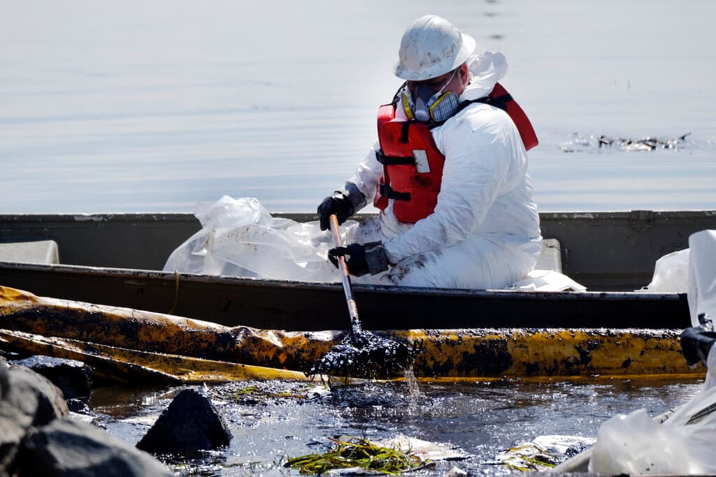 Un derrame de petróleo de 
<b>más de 3,000 barriles de petróleo (al menos 126,000 galones) </b>se extendió este fin de semana varias millas frente a la costa sur de 
<a href="https://www.univision.com/temas/california">California.</a> Los funcionarios alertan sobre "un impacto ecológico significativo" y ya se han comenzado a observar animales muertos. El vertido, procedente de una plataforma en el Pacífico, amenaza con alcanzar a las playas de Huntington Beach, una de las zonas costeras más populares y famosas del estado dorado.