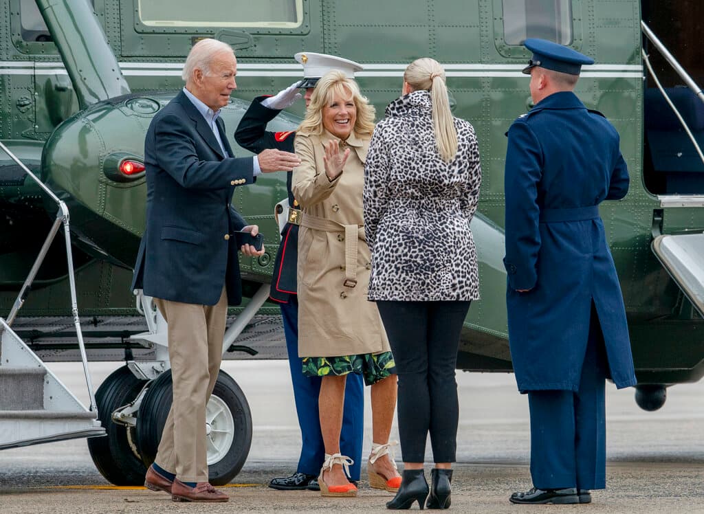 Al llegar a la base Andrews, el presidente Biden y su esposa no ocultaron la alegría que les dio contar con el coronel 
<b>Matthew Jones y su esposa Christie Jones</b>, durante la travesía.