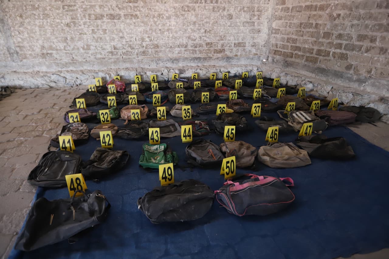 Decenas de prendas y artículos personales fueron encontrados en el Rancho Izaguirre, donde el CJNG habría forzado a sus víctimas a trabajar para el grupo criminal (Foto: Fiscalía de Jalisco)