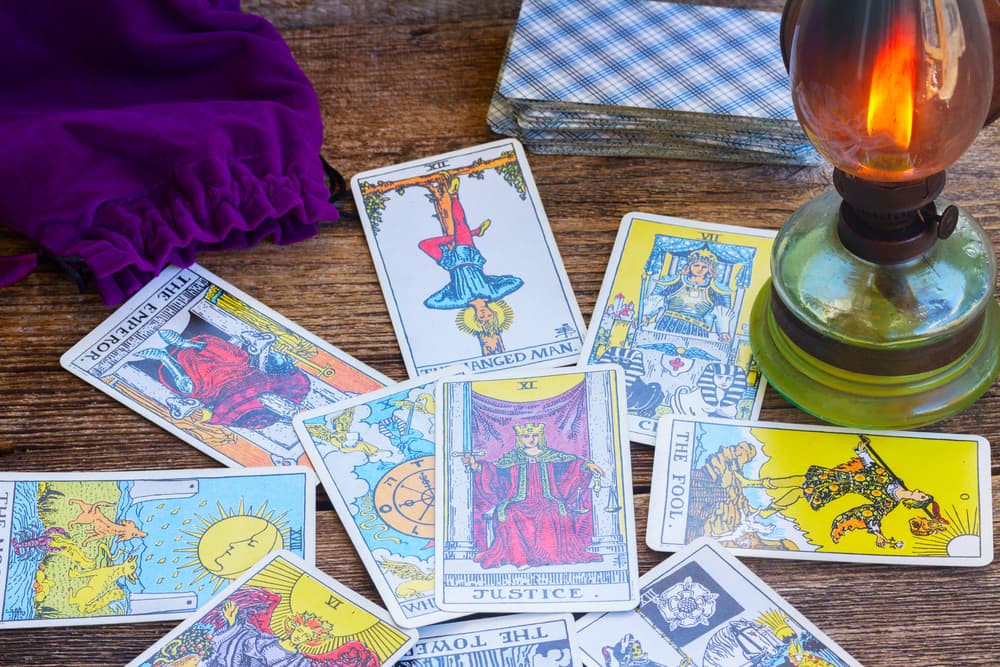 La carta de la Torre sin duda es oscura y amenazante; es una advertencia de un cambio fulminante que viene sin advertencia súbitamente. Por supuesto, no es una carta ideal para aquellas personas que le temen al cambio o que están calmaditos y tranquilos en su comodidad o vida rutinaria. ¡Aguas!