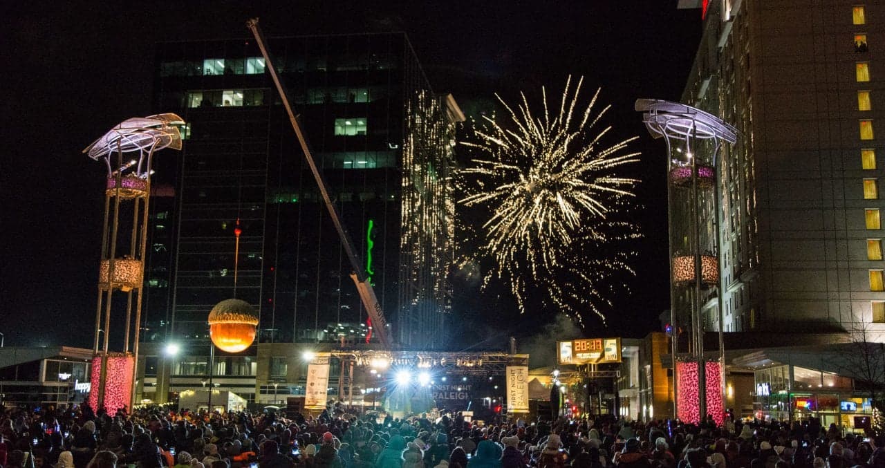El evento se llevará a cabo el viernes 31 de diciembre desde las 2 p.m. hasta la medianoche. Los lugares del festival están ubicados a lo largo de aproximadamente 20 cuadras del centro de Raleigh y contará con más de 100 actuaciones y actividades en casi 35 lugares.