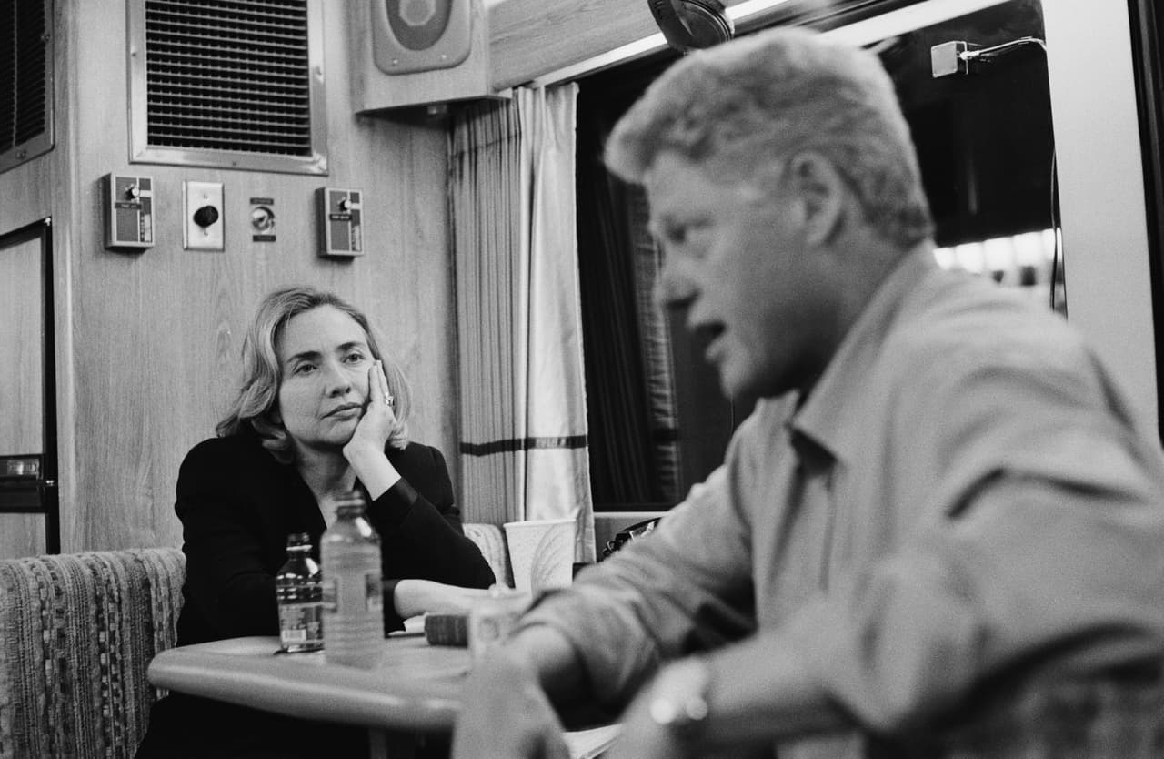 <b>La segunda campaña. </b>En la segunda contienda presidencial de Bill Clinton por la reelección, Hillary siempre estuvo a su lado, como en esta imagen dentro del autobús en el que volvieon a recorrer el país en 1996.