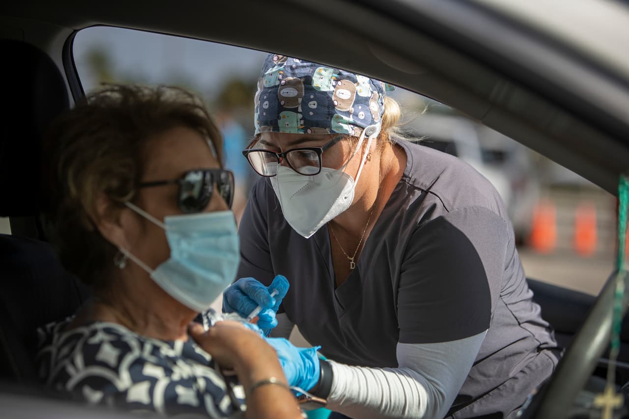 De todas formas, las autoridades de salud de los CDC recomiendan a quienes decidan viajar en cruceros que estén completamente vacunados, y que lleven puesta la mascarilla, sobre todo en espacios cerrados. 
<br>