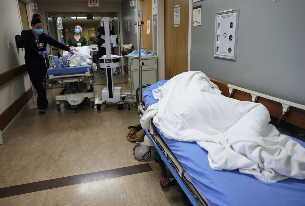 Estas fotos fueron tomadas en el Centro Médico Providence St. Mary en medio de un aumento de pacientes con 
<a href="https://www.univision.com/temas/coronavirus">Covid-19</a> en Apple Valley, California.