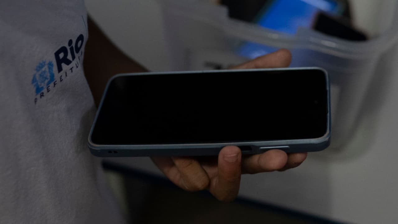 Florida debate prohibir celulares en escuelas durante almuerzo y recreo: opiniones divididas