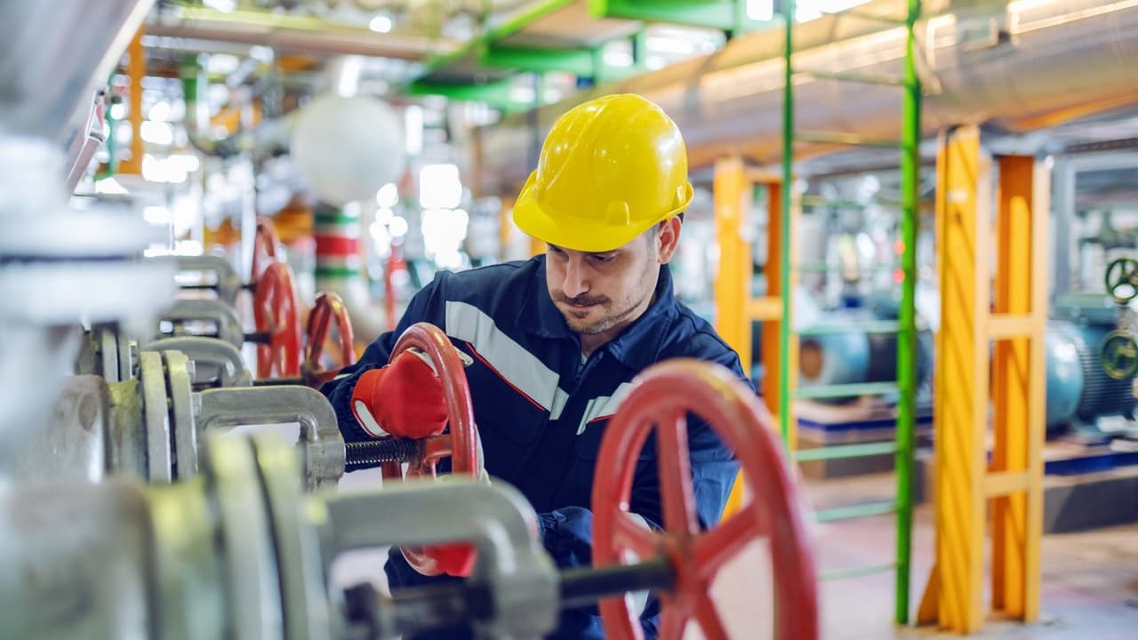 <b>11. Ingenieros estacionarios y operadores de calderas</b>
<br>Operan equipos mecánicos como máquinas de vapor, generadores, motores, turbinas y calderas de vapor. El estudio encontró que estos trabajadores ganaron un promedio de 
<b>$95,630</b> anual en el área de Sacramento.