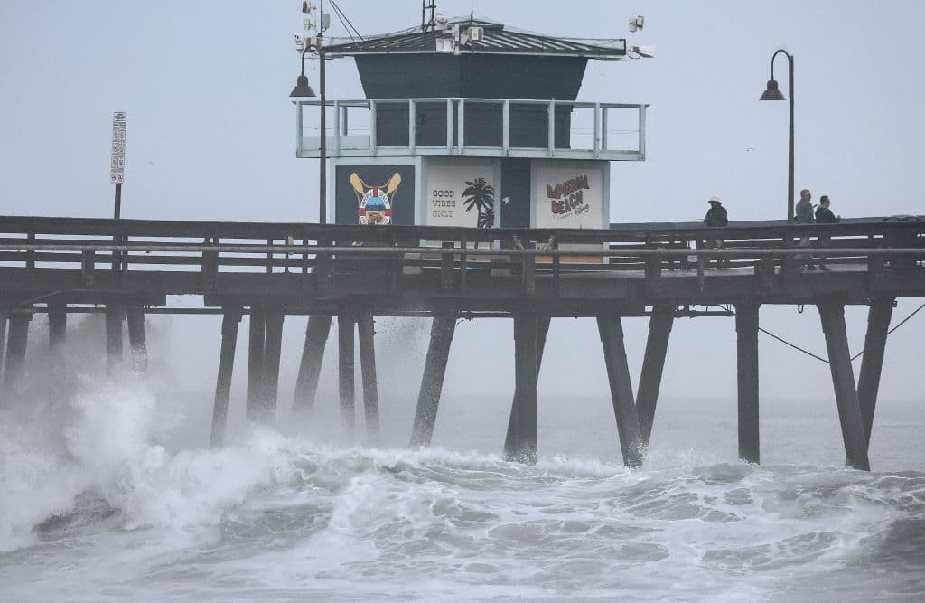 La tormenta tropical Hilary trae vientos de 65 millas por hora, por lo que se le ha pedido a las personas que se protejan en sus hogares.