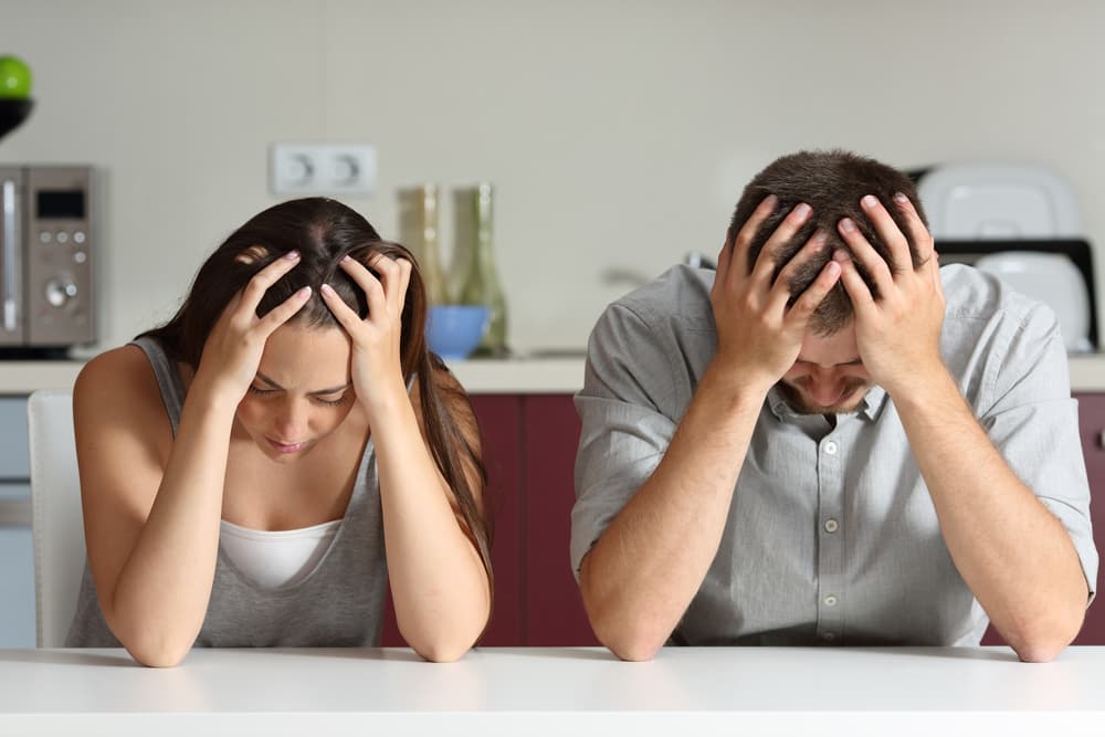 El problema aquí radica en que como todo en la vida tiene sus dos polaridades suelen ir de una gran euforia a una gran tristeza, de la alegría a la depresión, de un modo a otro. Basta una palabra mal dicha, para cambiarle la sintonía, pero felizmente, con otra palabra, bien dicha, en un abrir y cerrar de ojos se arregla todo.