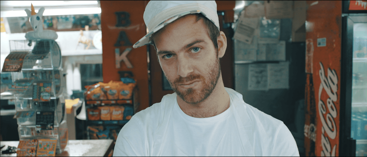 Estreno: Jorge Chafey 'Te azota' en un viaje psicodélico en una panadería