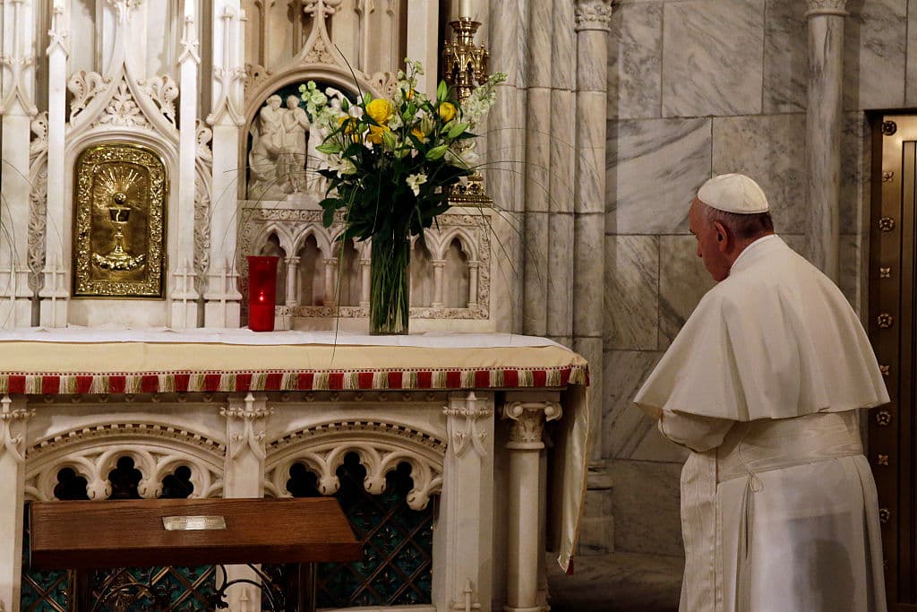 En la catedral, el Papa participó en una oración vespertina, donde expresó su solidaridad con los fieles y destacó la importancia de la comunidad religiosa en la vida de la ciudad.