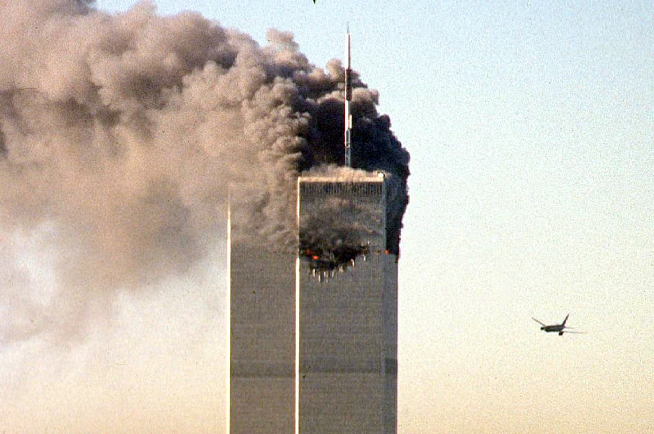 Semanas después de que se determinara la responsabilidad de Al Qaeda en 
<a href="https://www.univision.com/noticias/politica/las-fotos-nunca-vistas-del-atentado-al-pentagono-del-11-de-septiembde-de-2001-fotos"><u>los ataques al Pentágono y las Torres Gemelas el 11 de septiembre de 2001</u></a> (en la foto), el presidente George W. Bush anunció que las fuerzas estadounidenses estaban contraatacando a este grupo terrorista y al gobierno 
<a href="https://www.univision.com/temas/taliban"><u>Talibán,</u></a> que lo protegía en Afganistán. 
<br>
<br>"Estas acciones cuidadosamente dirigidas están diseñadas para interrumpir el uso de Afganistán como base de operaciones terroristas y atacar la capacidad militar del régimen Talibán", 
<a href="https://www.nytimes.com/article/afghanistan-war-us.html"><u>dijo entonces Bush</u></a>.
