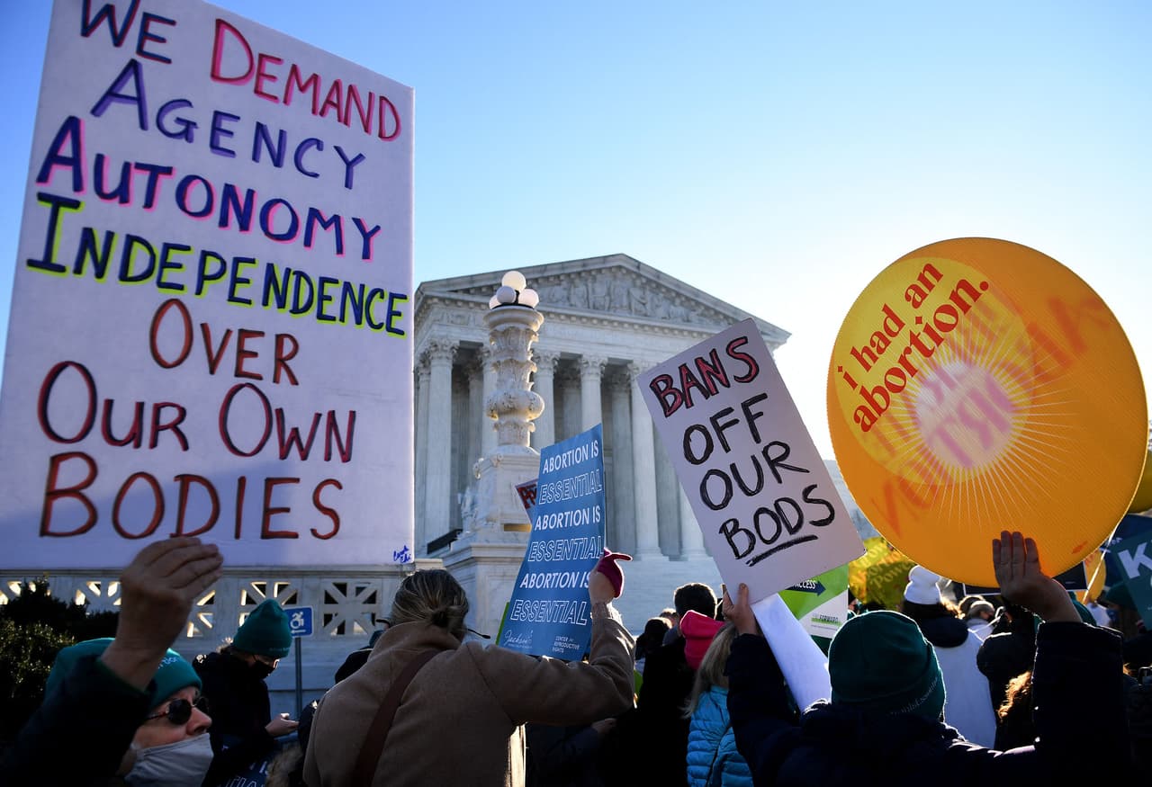 <b>“Exigimos autonomía e independencia sobre nuestros cuerpos”</b>, se lee en el cartel de un activista frente a la Corte Suprema en Washington DC. “Yo tuve un aborto”, se lee en otra de las pancartas.
<br>
<br>Los magistrados de la Corte Suprema, de mayoría conservadora, 
<a href="https://www.univision.com/noticias/estados-unidos/aborto-mississippi-caso-en-la-corte-uprema"><u>escucharon este miércoles los argumentos para decidir</u></a> si defienden o no una ley del estado de Mississippi que prohíbe el aborto después de las 15 semanas de embarazo. Cientos de estadounidenses a favor y en contra manifestaron frente al máximo tribunal en Washington DC.
