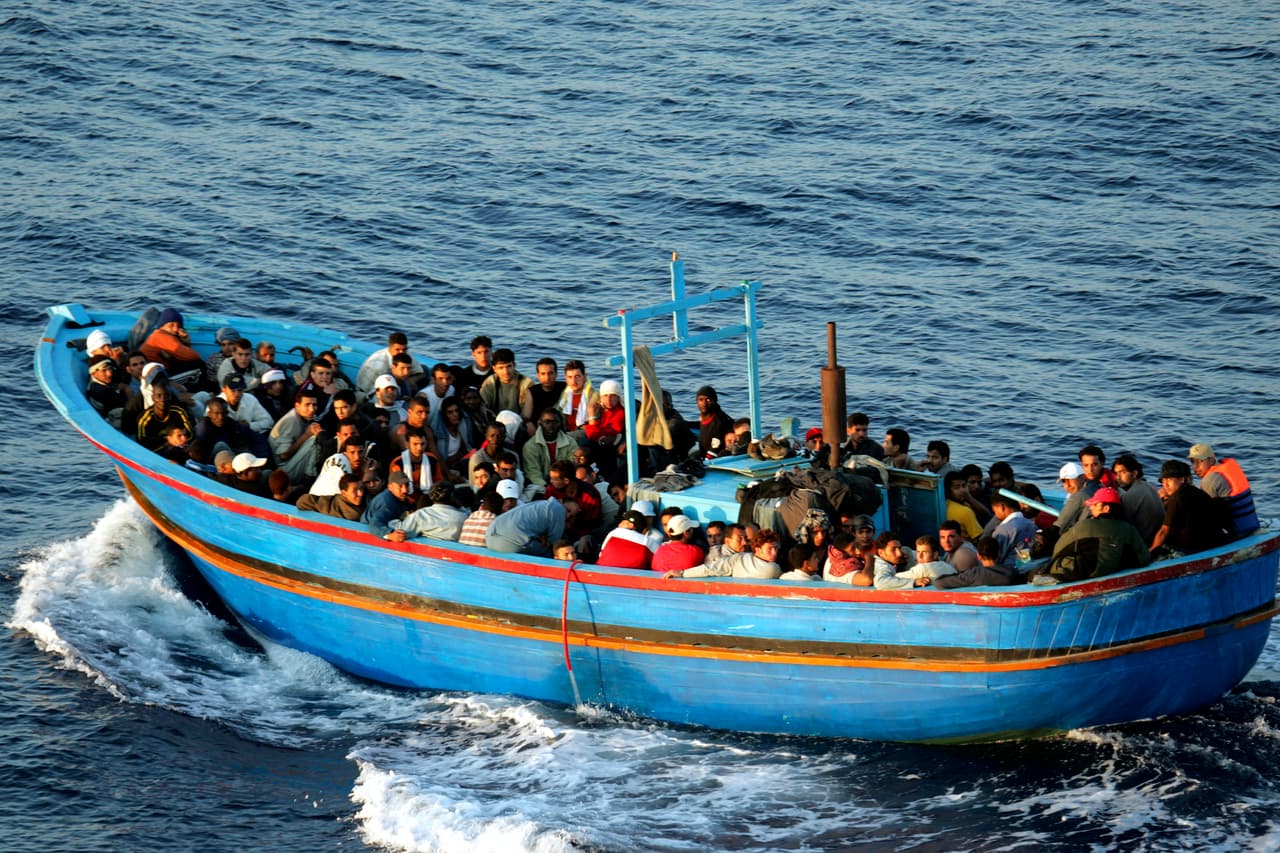 Bebé navega solo por el peligroso mar Mediterráneo hasta llegar a una isla de Italia