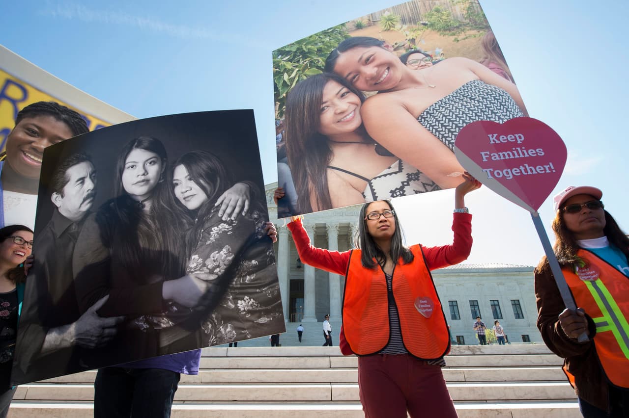 <b>2015-16 |</b> En febrero de 2015 una orden judicial bloqueó DAPA y la ampliación de DACA. Pasó a la Corte Suprema, donde en junio de 2016 se registró un empate de los jueces y dejó en el limbo legal y sin aplicación ambos programas. El DACA inicial que benefició a unos 750,000 jóvenes sí siguió vigente.