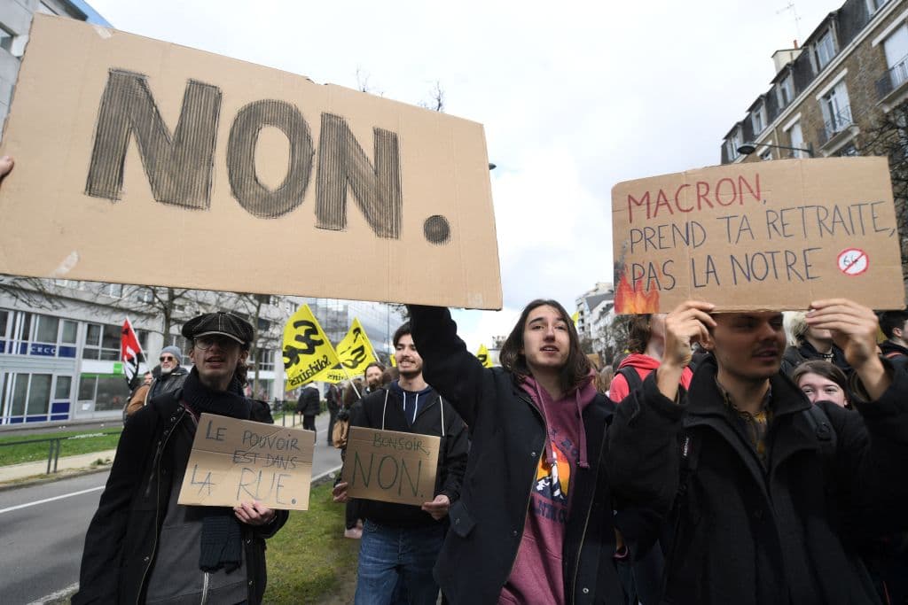 La moción de censura presentada por el grupo parlamentario independiente LIOT podría recabar el máximo de apoyos, pero se quedaría a unos 30 votos de los 287 necesarios (la mitad más uno de los 577 escaños) para hacer caer el gobierno y a la reforma de pensiones.