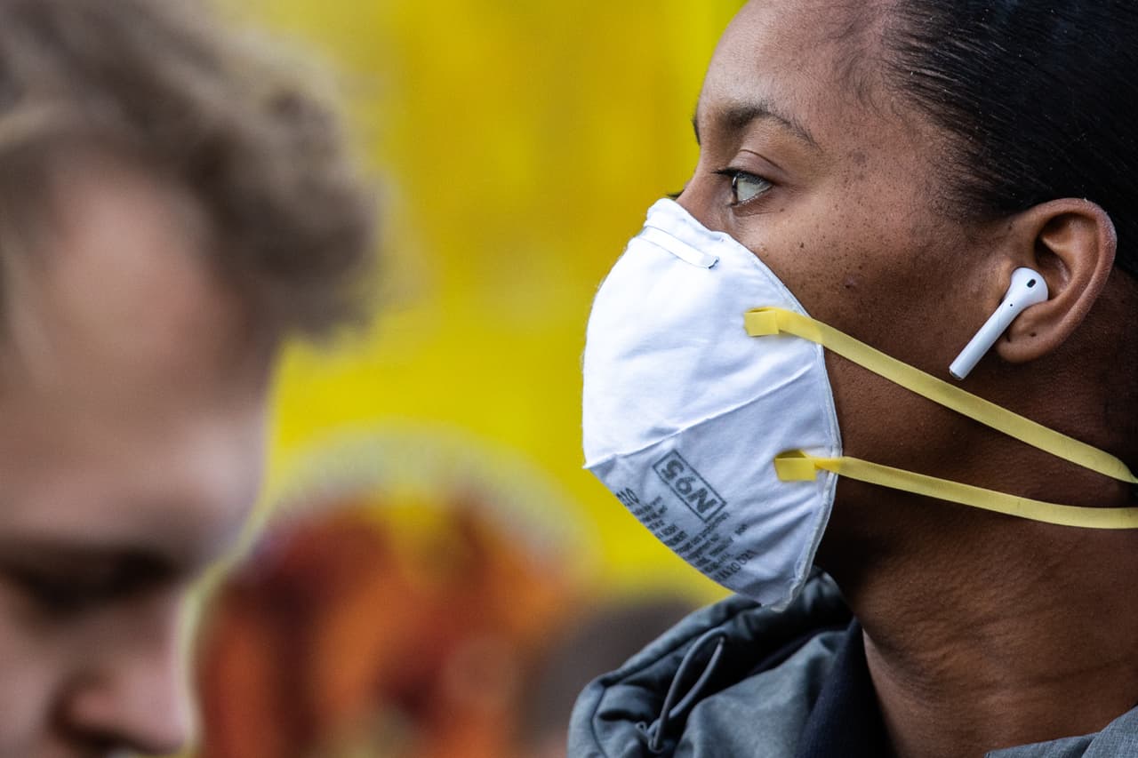 El uso de dos mascarillas aumenta en un 92.5% la protección contra el coronavirus