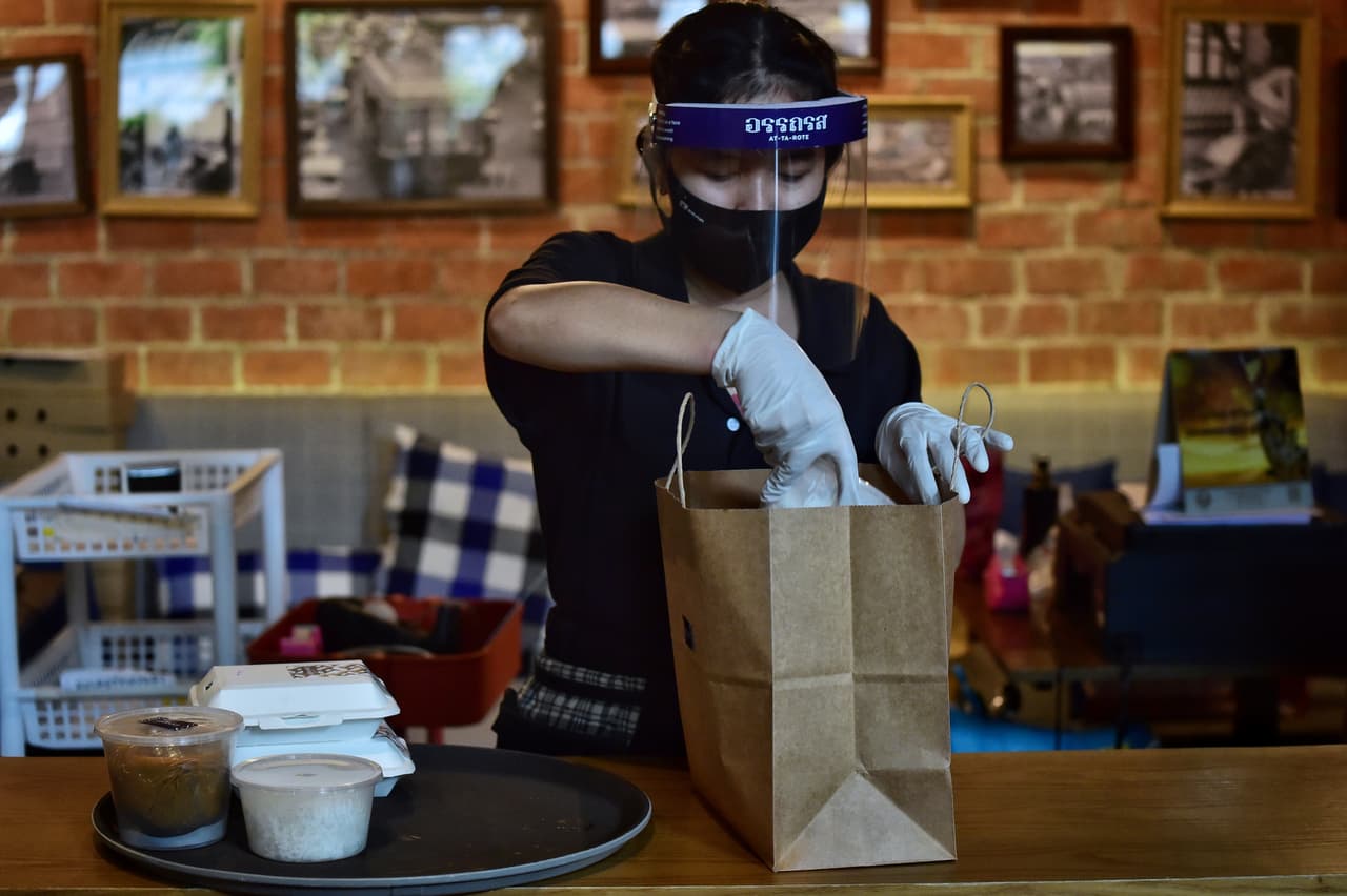 Clientes pueden entrar a restaurantes, cervecerías, destilerías o tiendas de vino después de las 10 p.m. para recoger pedidos para llevar. Se debe respetar el mandato de la mascarilla y practicar el distanciamiento social.