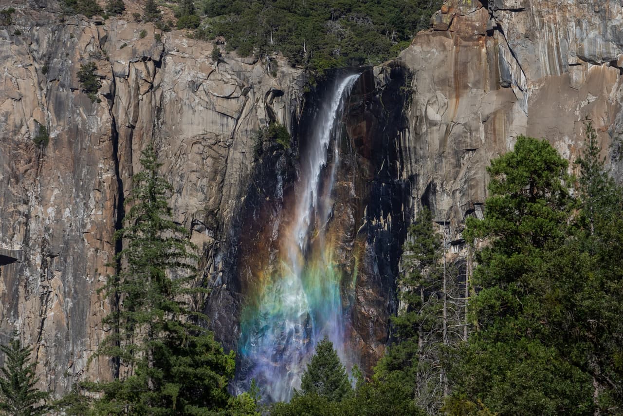 <b>El <a href="https://www.nps.gov/yose/index.htm" target="_blank">Parque Nacional Yosemite</a> es una de las principales atracciones del Valle Central y uno de los nueve Parques Nacionales que existen en California</b>. Una de las principales atracciones de este lugar es Glacier Point, cuya altura alcanza los 3,200 pies. Durante la primavera, se aprecian varias cascadas.
<br>Debido al coronavirus, 
<b>entre el 21 de mayo y el 30 de septiembre se </b>
<a href="https://www.nps.gov/yose/espanol/reservaciones.htm" target="_blank">exigirá reserva a los visitantes</a>