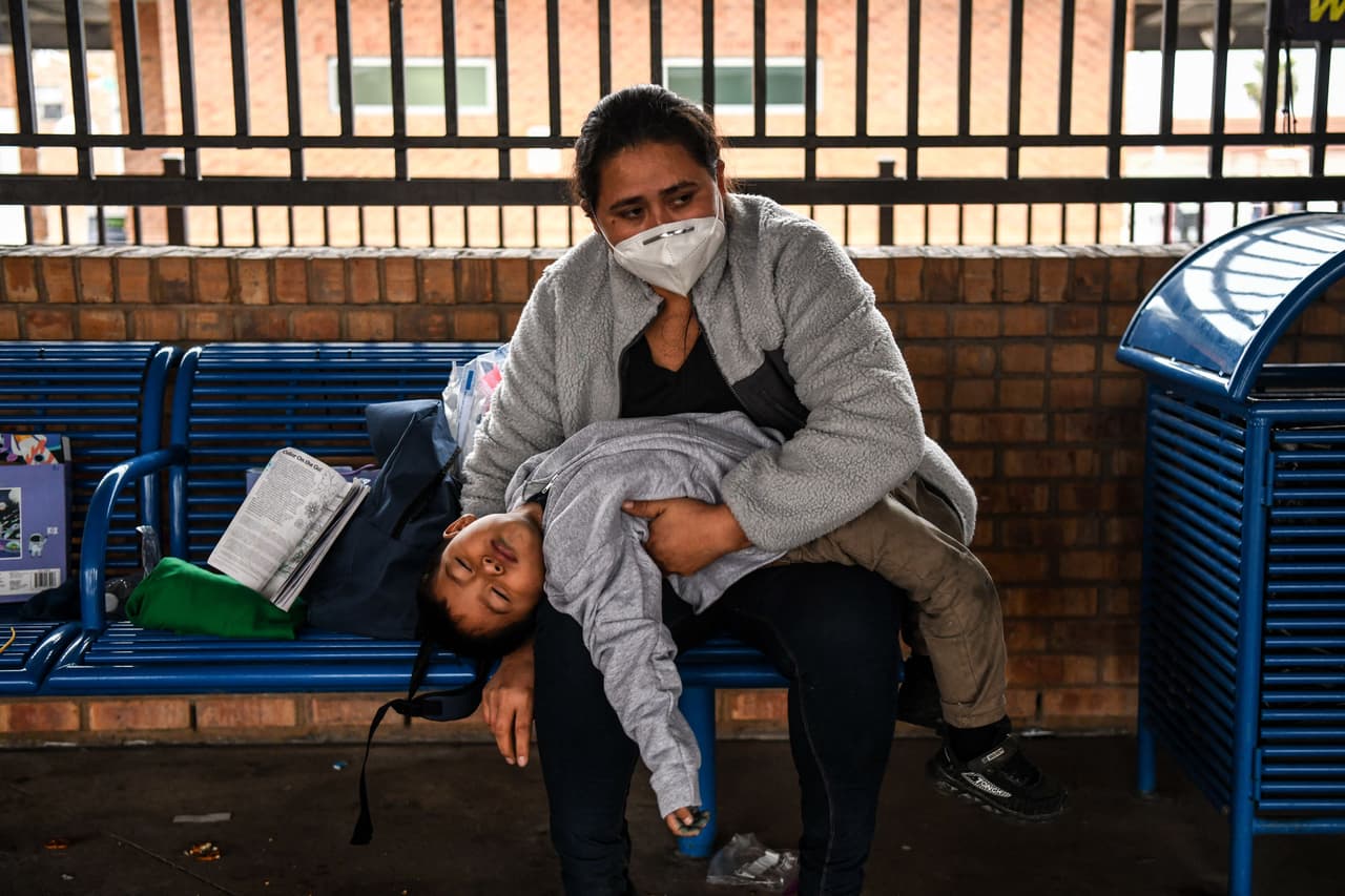 En una estación de autobuses de Brownsville, la hondureña Febe Carillo-Ramos espera con su hijo para tomar un autobús el 14 de marzo. Había viajado 1,000 millas para alcanzar la frontera. Lleva un documento de las autoridades que les permite viajar a Houston donde está su esposo "Me dijeron que con estos papeles puedo ir a cualquier parte", dijo Carillo-Ramos a la agencia AFP.