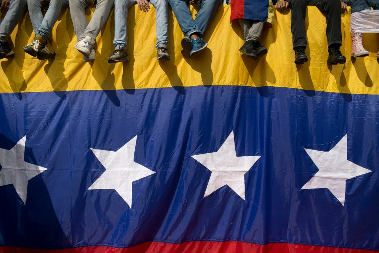 También alegan que Nicolás Maduro se excedió en algunas de sus atribuciones, como la de gobernar -desde enero de este año- bajo un estado de excepción que nunca fue aprobado por el Parlamento.