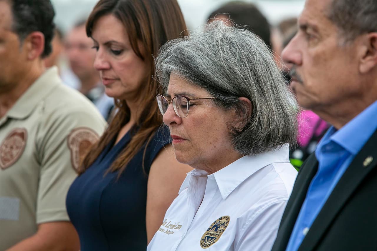 "Estamos cansados, desgastados en estos momentos. No podemos hacer más para traer a la gente que se ha ido, pero sí identificar a las víctimas y ofrecer un cierre a las familias", señaló la alcaldesa de Miami-Dade, Daniella Levine Cava, quien 
<a href="https://www.univision.com/noticias/la-alcaldesa-de-miami-dade-rompe-en-llanto-en-plena-conferencia-de-prensa-nuestros-corazones-se-rompen-por-los-que-estan-de-luto-video" target="_blank">rompió en llanto durante la conferencia del miércoles.</a>