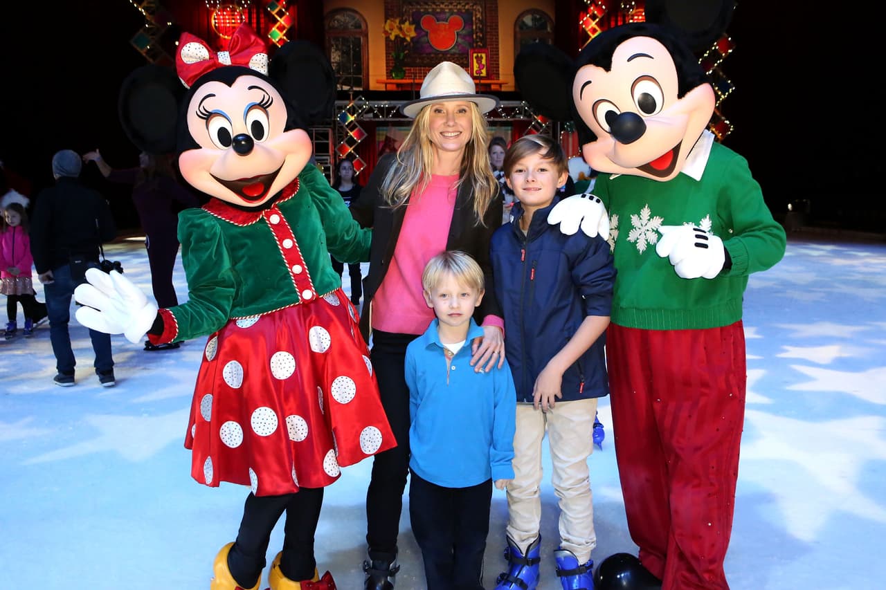 La actriz deja dos hijos, Atlas Tupper y Homer Laffoon, de 20. Los tres aparecen aquí en una imagen de 2014, cuando asistieron a un espectáculo de 
<i>Disney on Ice</i> en Los Ángeles.