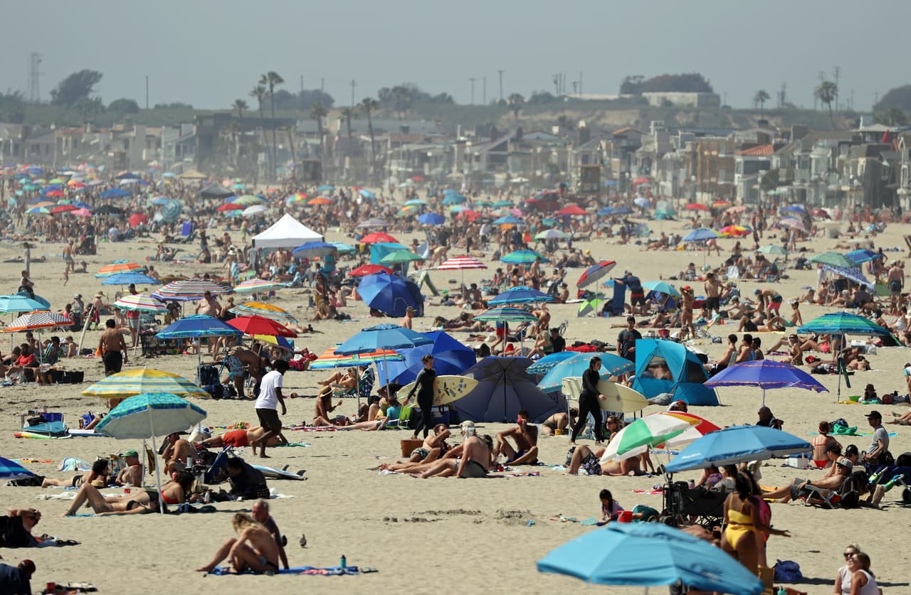 Las autoridades del Condado de Orange anunciaron la apertura de las playas de su juridicción bajo el argumento de que se velaría por el distanciamiento social, pero tras ver estas imagenes cuesta un poco creer que la medida se estuviera cumpliendo.