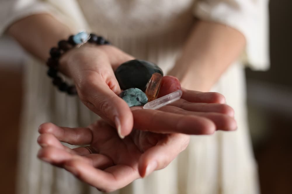En la medida en que los veas como herramientas de apoyo para sentirte mejor y ser más magnético a las energías positivas que existen en el universo, te beneficiarás de ellas sin tergiversar su influencia.