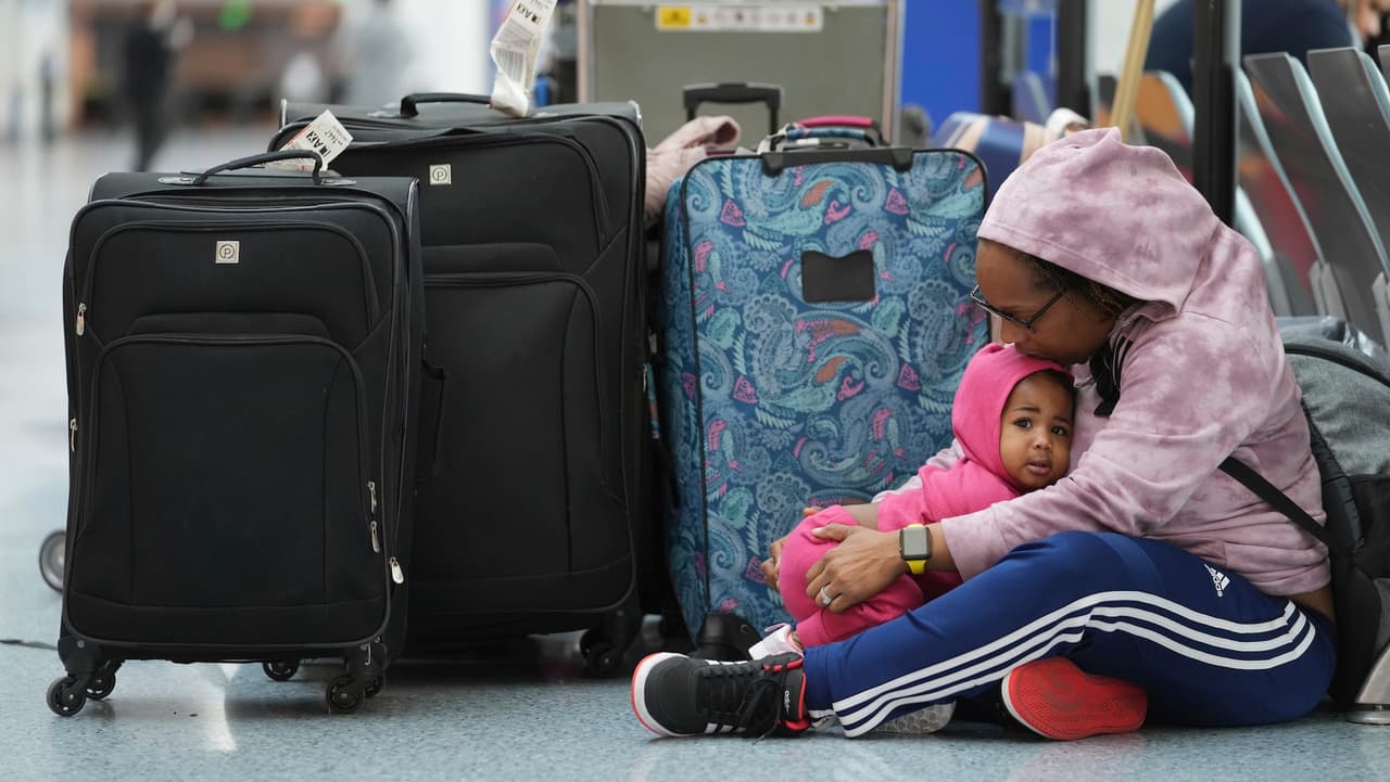 Accidente aéreo en DC provoca cancelaciones y retrasos en vuelos desde LAX