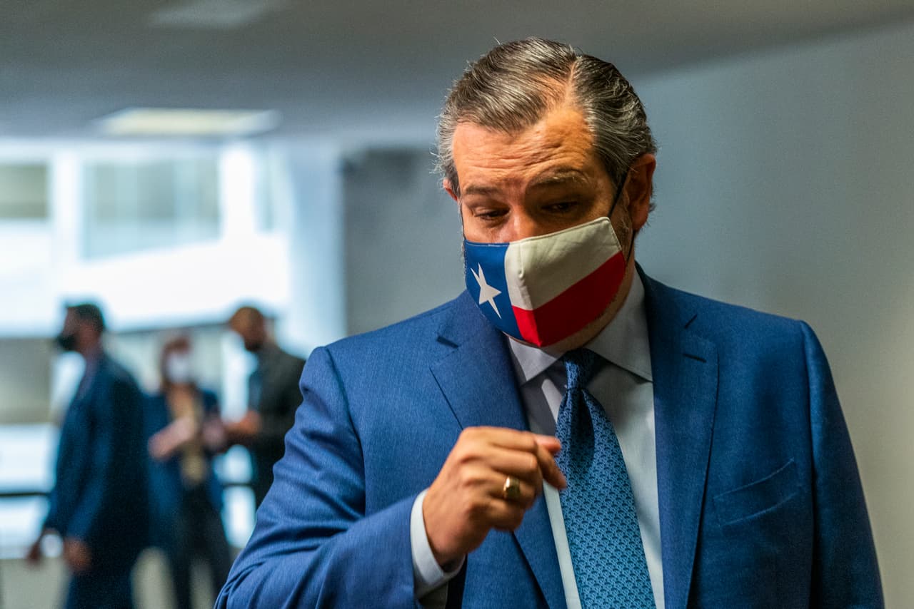 El senador 
<b>Ted Cruz</b>, quien ocupa el puesto desde 2013, ha sido de los más decididos defensores del presidente Donald Trump en su pelea por revertir los resultados de la elección, pese a que no ha presentado una sola evidencia que sustente el argumento. Cruz incluso aceptó defender la causa del actual ocupante de la Casa Blanca frente a la Corte Suprema de ser necesario, antes de que el mayor tribunal de Estados Unidos rechazara los recursos presentados por el equipo legal del presidente y el estado de Texas. Después de la votación del Colegio Electoral, el senador comentó al 
<i><a href="https://www.texastribune.org/2020/12/15/texas-republicans-joe-biden/" target="_blank">Texas Tribune</a></i> que era claro que "si no ocurre algo significativo, Biden y Kamala Harris están en el camino de convertirse en los próximos presidente y vicepresidenta. Espero que haya cambios significativos". 
<br>
