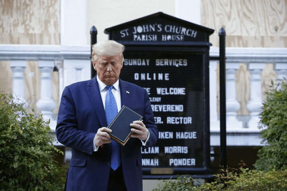 El "martirio político" de Trump refuerza el apoyo de los cristianos conservadores
