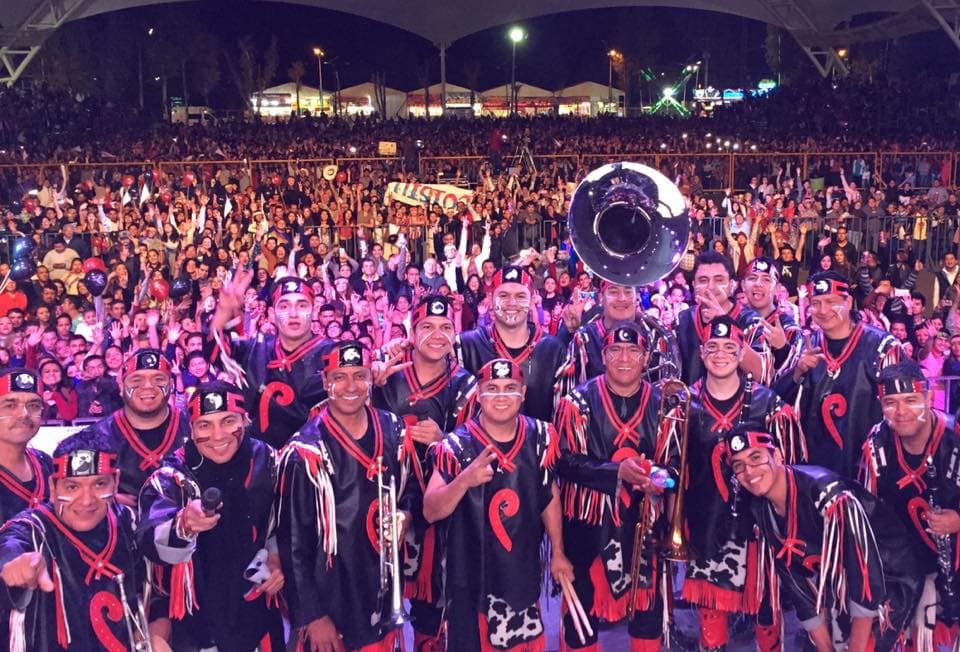 En 1987, por iniciativa de Arturo Macías, surgió la Banda Cuisillos, quien buscó a toda costa formar un grupo original y que llamara la atneción, no sólo con su música, sino por la forma de vestir y desplazarse en el escenario. Todo esto se cumplió tal como lo imaginó y la llamada tribu del regional mexicano alcanzó niveles muy altos con sus primeros vocalistas: Rogelio Torres y Bruno de Jesús.