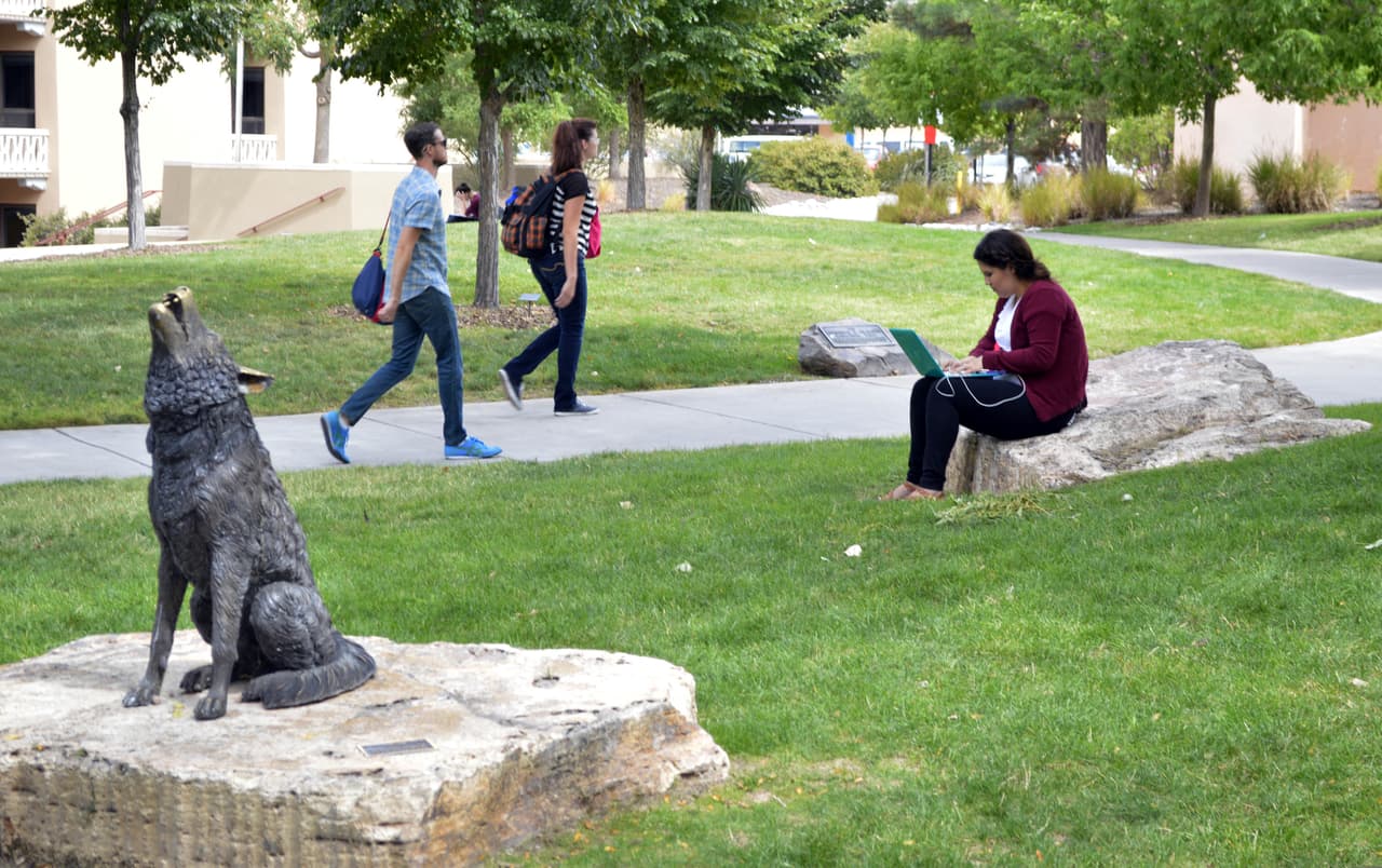 Casi la mitad de los hispanos necesita clases para ponerse al día con destrezas básicas antes de iniciar la universidad
