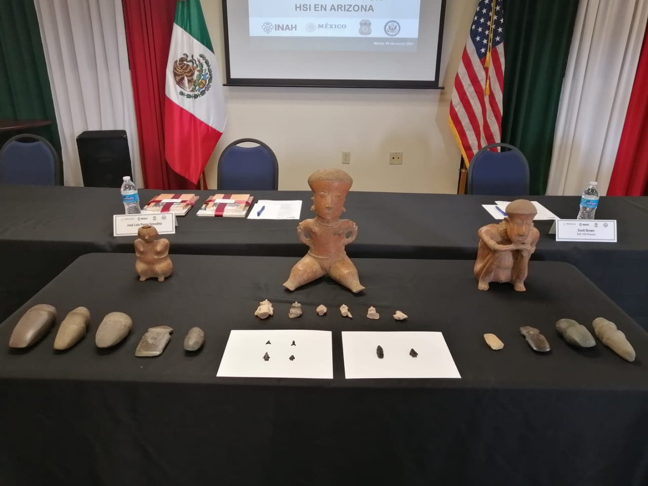 Las reliquias confiscadas por la Oficina de Aduanas y Protección Fronteriza de Estados Unidos incluían 
<b>puntas de flecha, puntas de hacha, cabezas de martillo, puntas de lanza y pequeñas tallas de piedra. </b>
<br>
