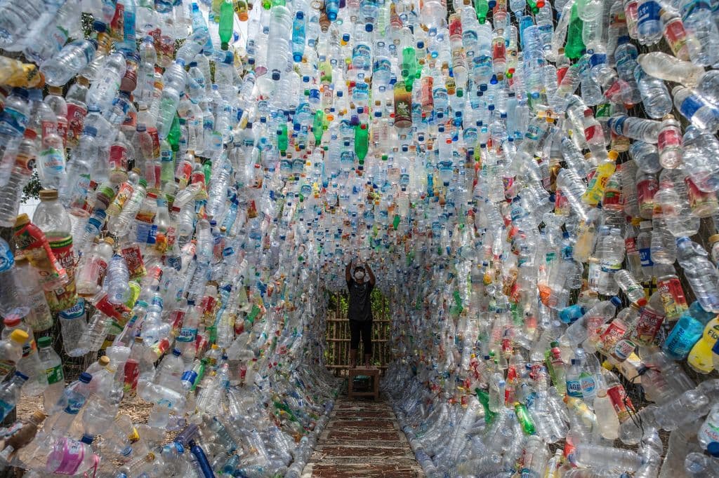 Un pasillo de 10 metros de largo lleno de un total de 
<b>3,455 botellas botellas</b> ilustra el problema que afecta al medio ambiente. "Este museo del plástico es nuestro medio para educar al público sobre los peligros de los desechos plásticos", dijo ECOTON en su 
<a href="https://www.instagram.com/ecoton.id/" target="_blank">cuenta de Instagram</a>.