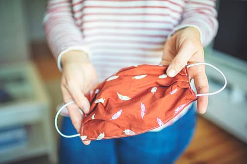 Las mascarillas de tela deben tener estas recomendaciones clave: 
<br>
<br>-Debe sentirse ajustado, aunque cómodo 
<br>
<br>-Debes asegurar la mascarilla con lazos y ajustarla correctamente que tape la nariz y la cara 
<br>
<br>-Debe incluir múltiples capas de tela 
<br>
<br>-Debe permitirte respirar sin restricciones 
<br>
<br>-Se puede lavar y secar a máquina sin dañarse