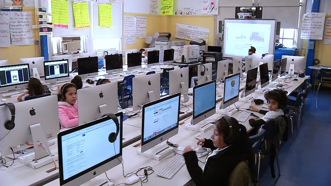 Las escuelas ofrecen muchos recursos para que los niños y los padres complementen su educación.