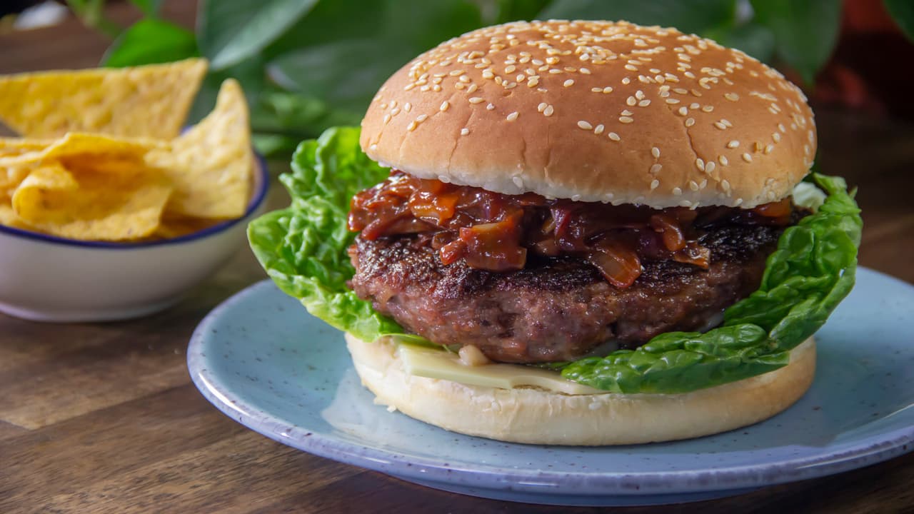 Hamburguesa de res rellena de queso