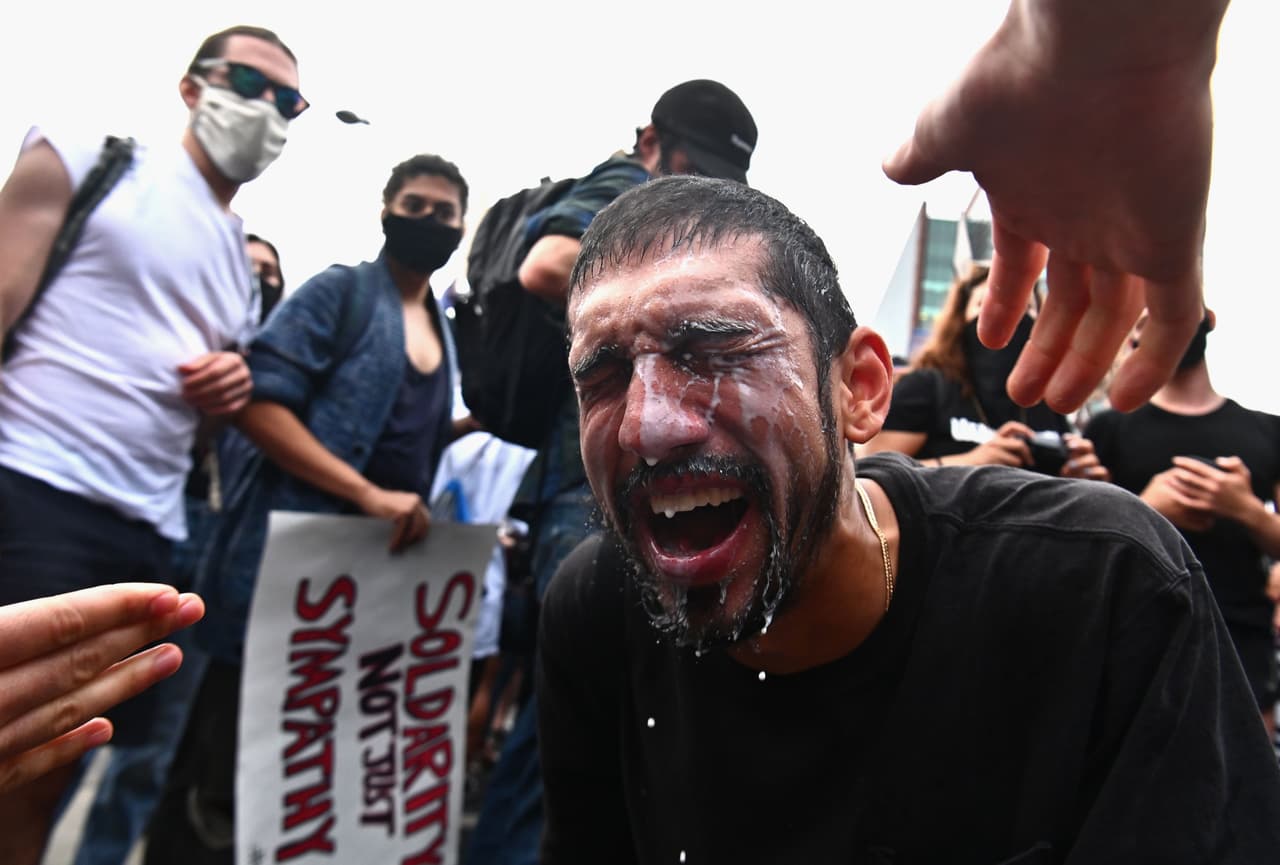 "La policía de Nueva York debe respetar el derecho de los neoyorquinos a hacer oír su voz mientras lloramos y exigimos justicia para George Floyd. Sabíamos que esta protesta iba a tener lugar esta noche. Deberíamos haber estado preparados para manejarla pacíficamente", tuiteó el presidente del consejo de la ciudad Corey Johnson.