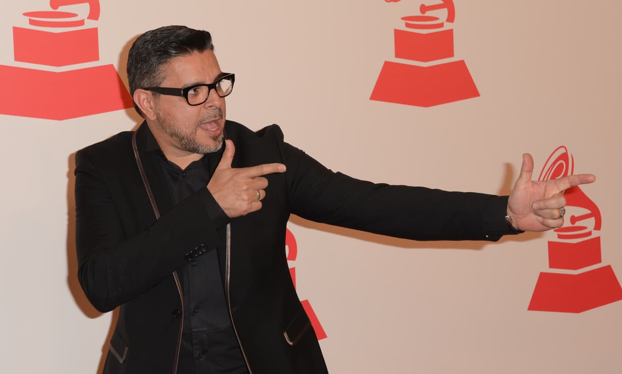 <b>Luis Enrique. </b>Este famoso cantantautor del éxito 'Yo no sé mañana', de origen nicaragüense, llegó hace casi tres décadas a Estados Unidos de manera ilegal. Sufriendo la violencia que se vivía en su patria, sus padres hicieron esfuerzos y lograron mandarlo a él y a su hermano a buscar otro destino. "Venir a Estados Unidos obviamente no es fácil para nadie, especialmente para alguien que viene del Tercer Mundo. Yo no hablaba inglés, no estaba preparado para incorporarme a este país increíble", le confesó en
<a href="http://articles.orlandosentinel.com/2010-02-01/vida/os-es-grammyluisenrique-20100201_1_indocumentados-estados-unidos-la-guerra"> su momento a la Agencia AP</a>.
