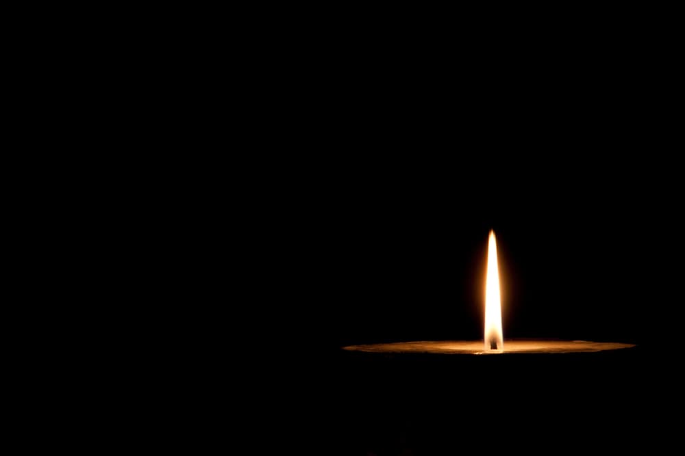 Pero venimos a hablar de las velas negras que, como sabrás, todo color representa algo distinto, puro e interesante en cuanto al tono de las velas. El negro absorbe todos los colores que vemos, así que eso se traduce en una misión muy interesante para algún ritual.
