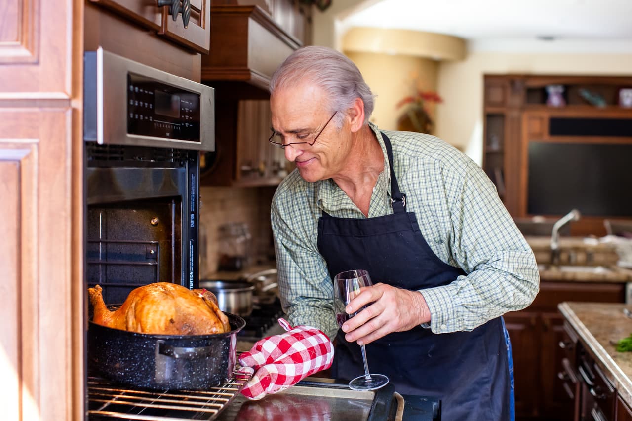 <b>Cocinar.</b> Los precios de la electricidad subieron un 0.8% en septiembre, de manera que cocinar el delicioso pavo, también añadirá costo al presupuesto de la cena de 
<a href="https://www.univision.com/temas/thanksgiving">‘Thanksgiving’ </a>( Día de Acción de Gracias).