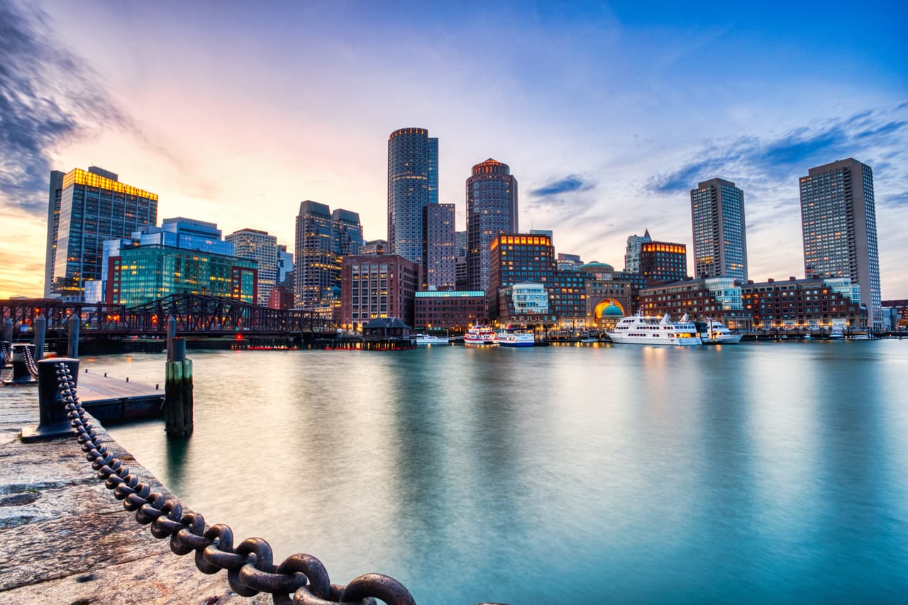 <h3 class="cms-H3-H3">6. Boston-Cambridge-Newton, Massachussetts-New Hampshire</h3>
<br>
<br>➡️ 
<b>Precio promedio, mayo 2022: </b>$772,000
<br>
<br>➡️ 
<b>Aumento en el precio promedio, de mayo de 2021 a mayo de 2022:</b> +10.3%
<br>
<br>➡️ 
<b>Promedio de días que dura una casa en el mercado:</b> 16
<br>
