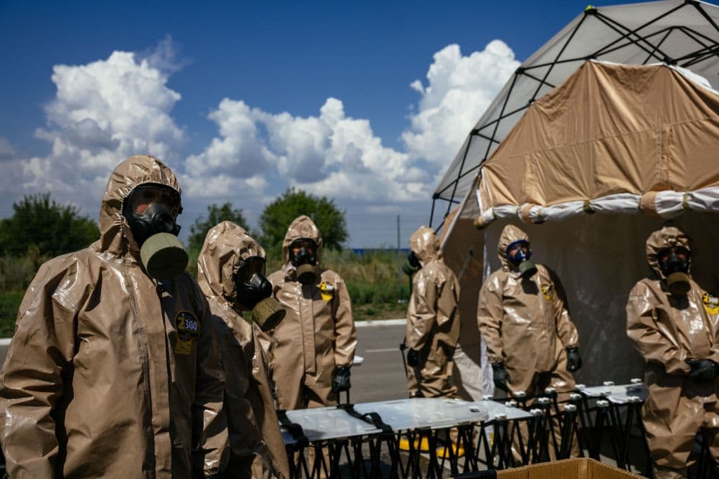 En la imagen, se ve a un equipo de rescatistas del Ministerio de Emergencias de Ucrania durante un ejercicio el pasado 17 de agosto para practicar cómo actuar en caso de un 
<a href="https://www.univision.com/noticias/mundo/ataques-planta-nuclear-zaporiyia-rusia-ucrania-mundo-organizacion-energia-peligros-desastre-alarma-global">posible accidente nuclear en la planta de Zaporiyia. </a>
<b>La planta está tomada por los rusos pero la ciudad en la que se encuentra y los alrededores permanecen bajo control ucraniano. </b>
